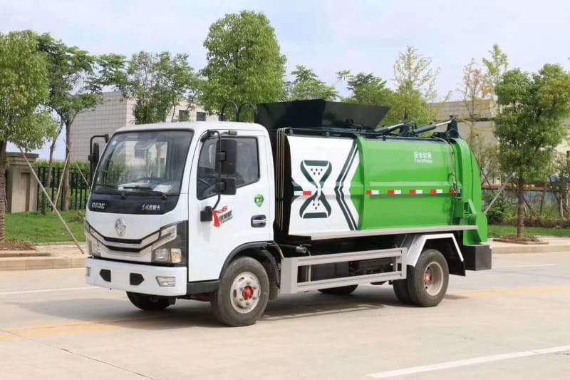 國(guó)六小多利卡餐廚垃圾車(chē)-方罐廚垃圾車(chē)